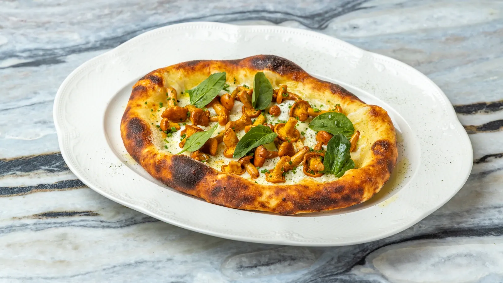 Большая лепешка с лисичками и трюфельным кремом.webp