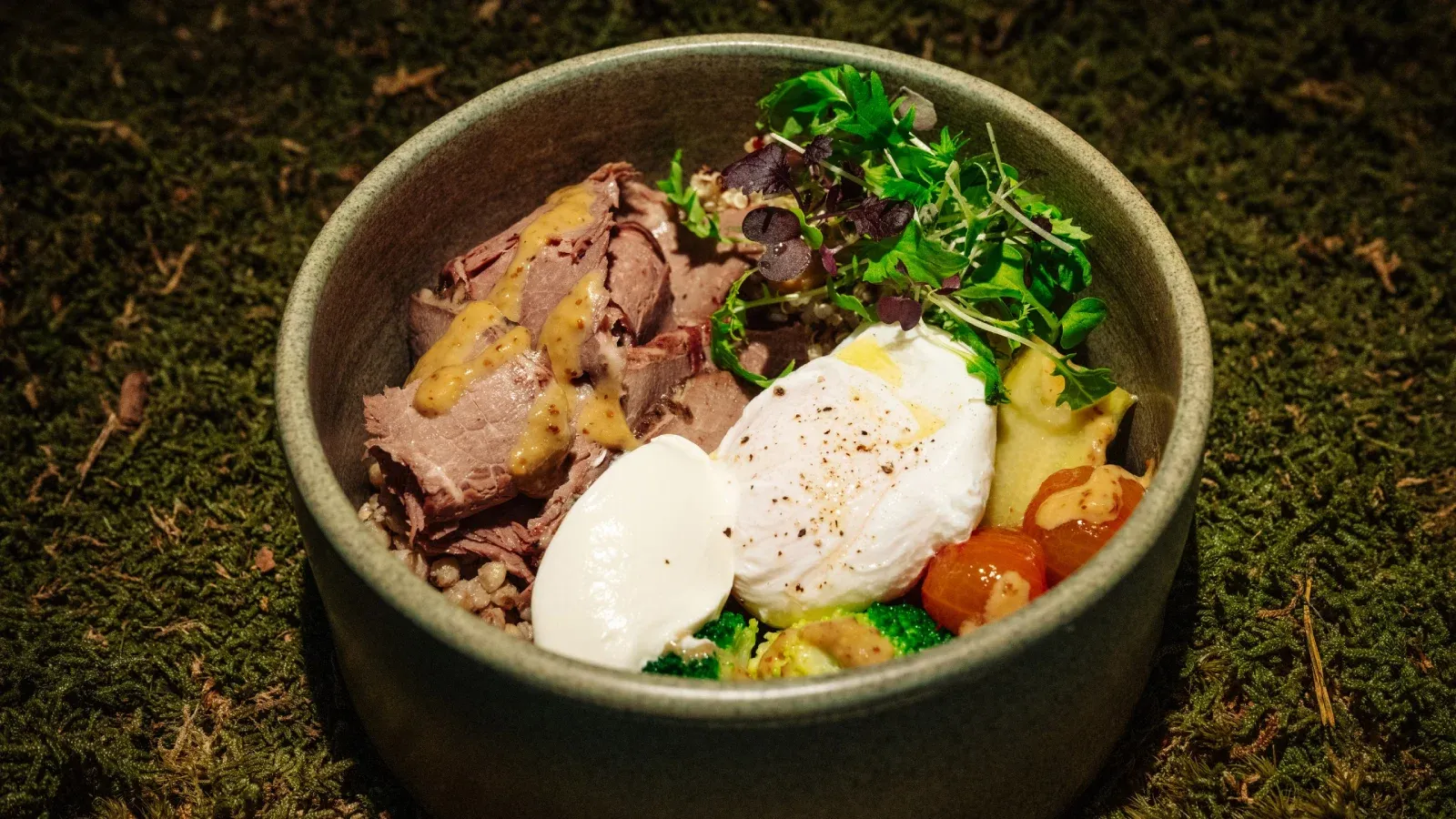 Боул с пастрами и зелёной гречкой.webp