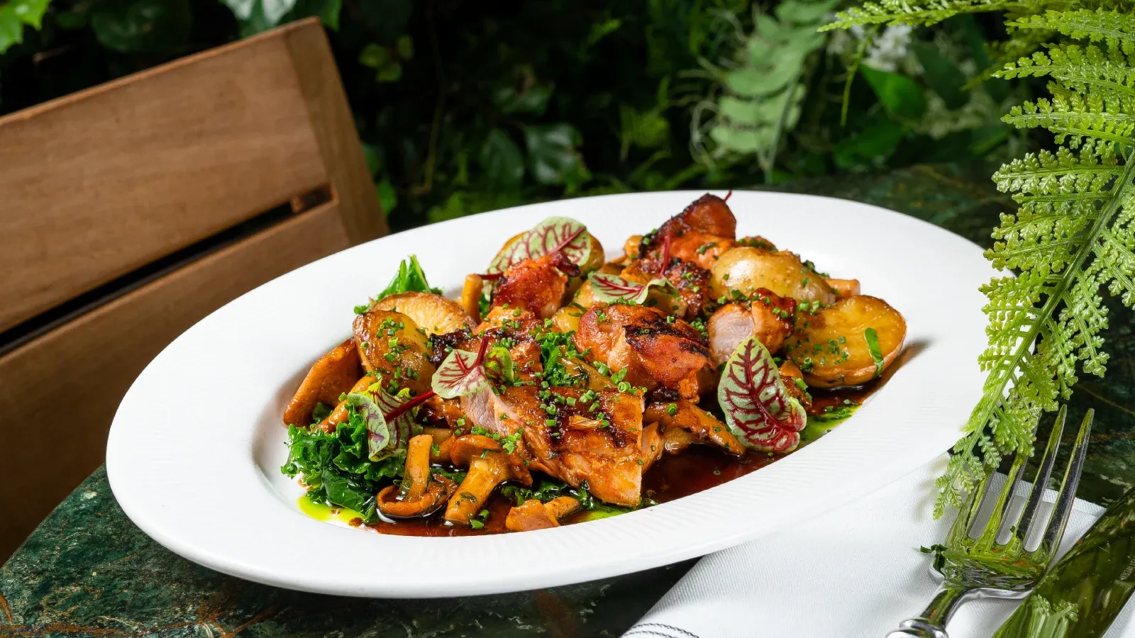 Цыпленок на гриле с лисичками и луковым консоме.webp