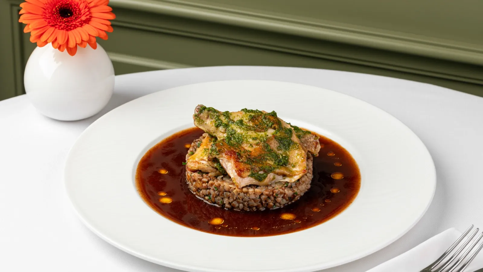 Цыпленок с бургундским соусом1.webp