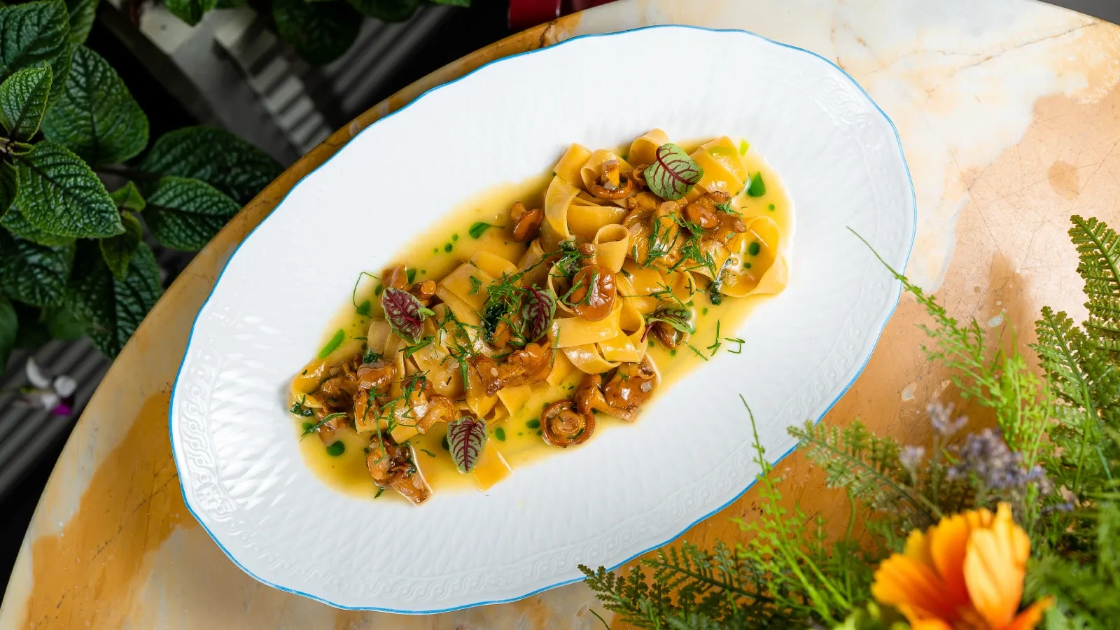 Домашняя паста с лисичками и трюфелем.webp