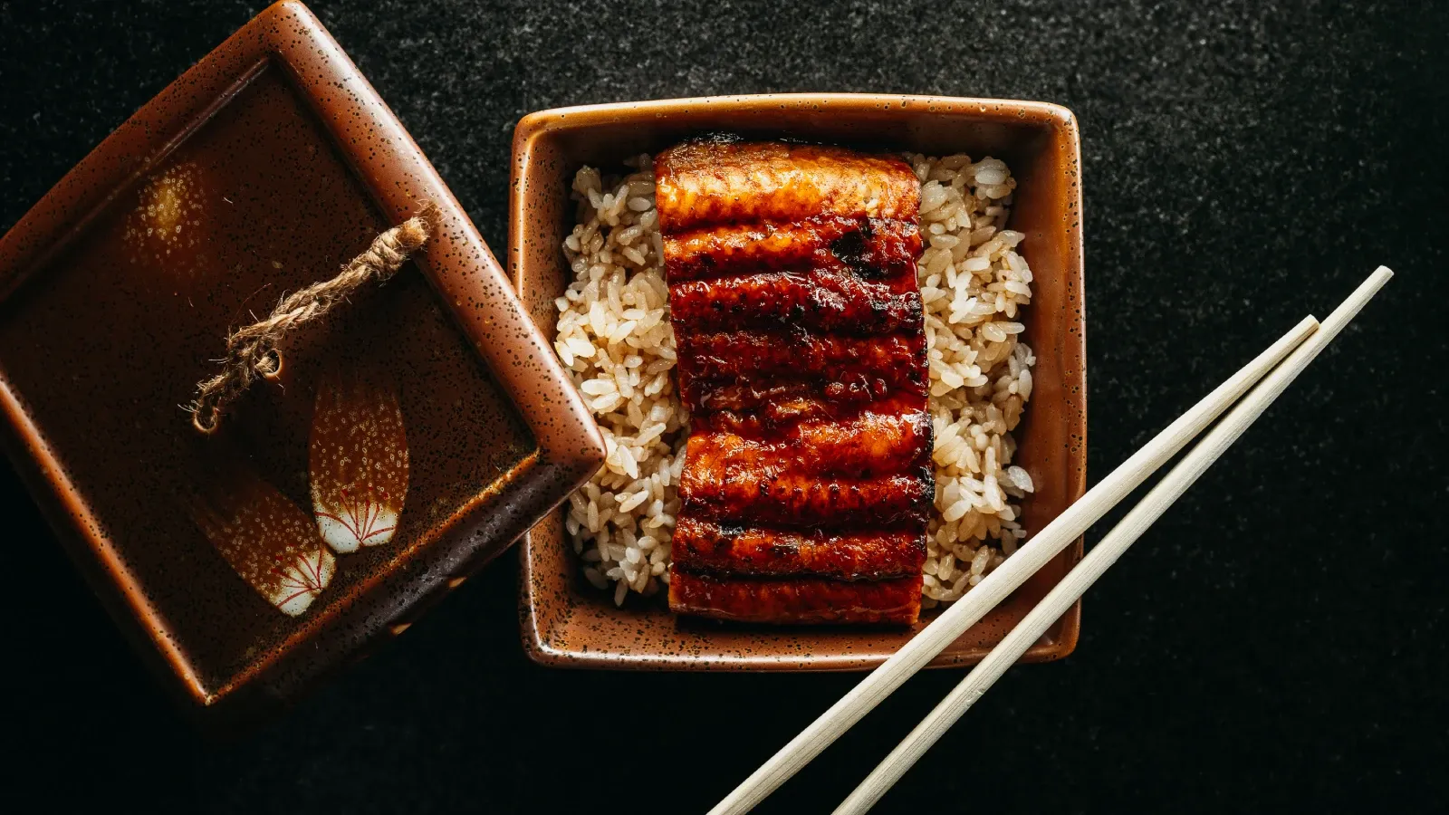 Донбури с угрем.webp