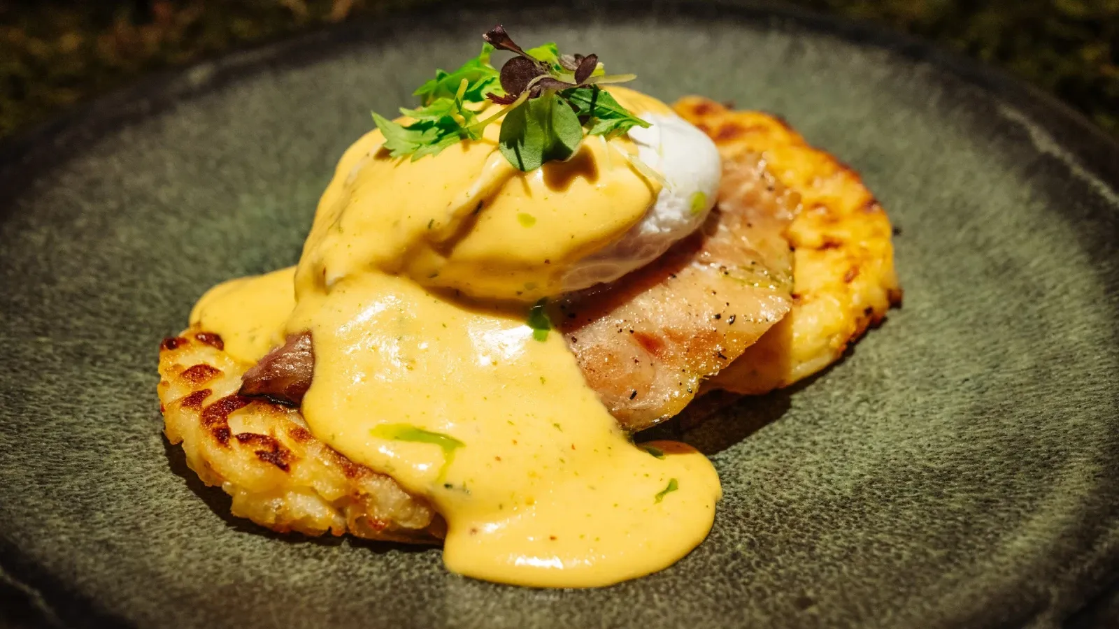 Драники с копчёным омулем и пашотом.webp