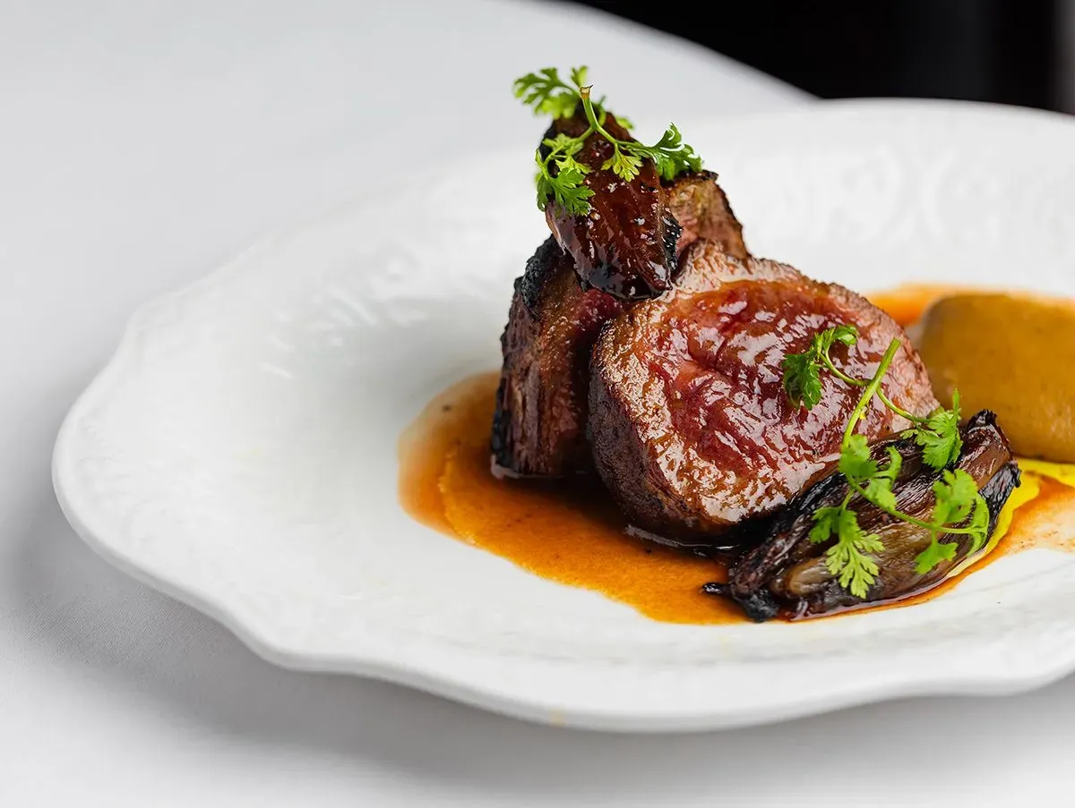 Филе-миньон-с-кремом-из-топинамбура-и-луком-конфи1.webp