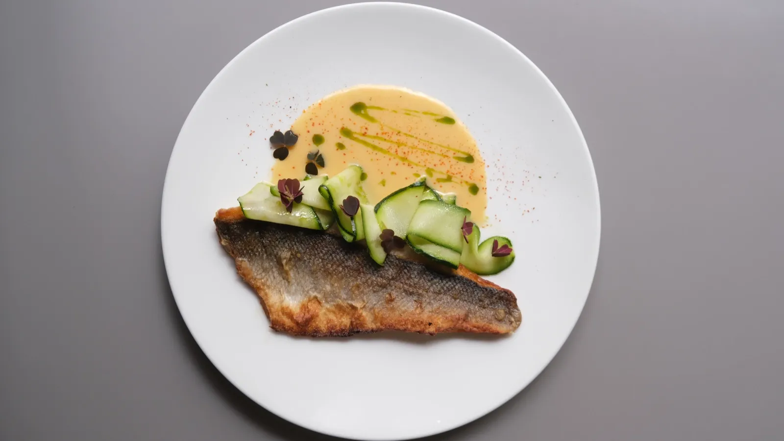 Филе сибаса, маринованный цукини, берблан.webp