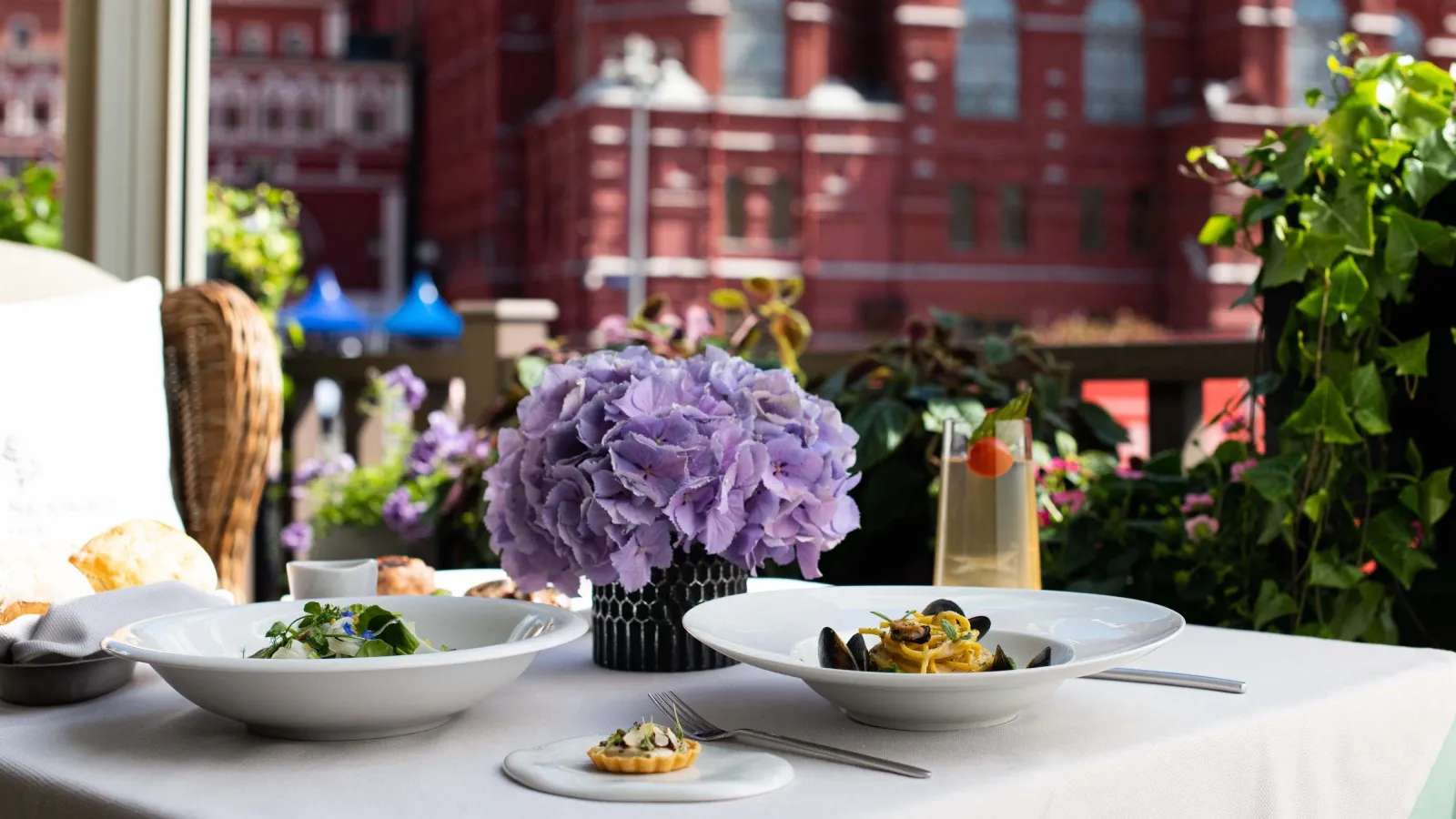 Four Seasons Bar Moskovskiy Veranda (4).webp