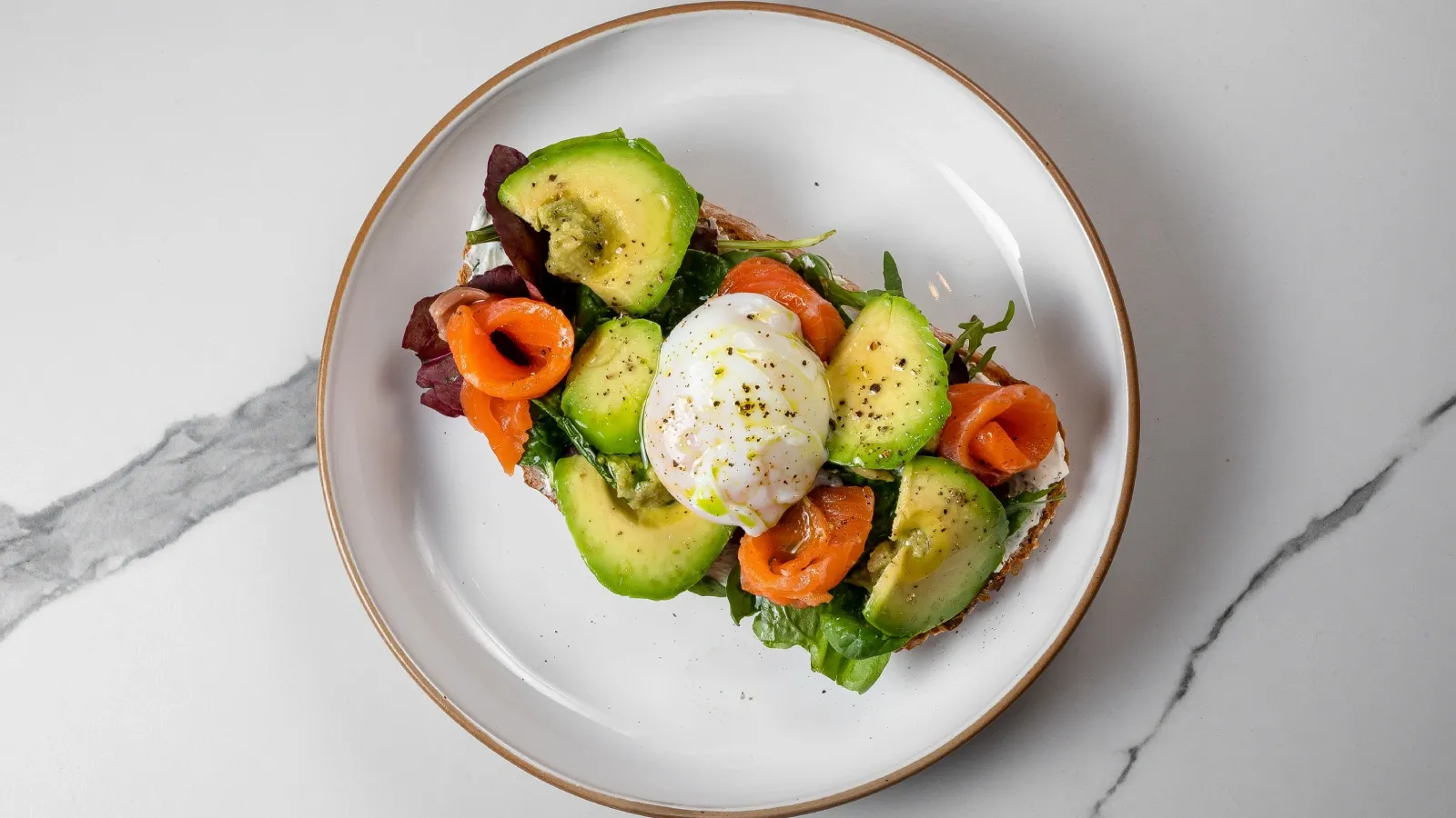 Intelligentsia_Avokado tost s lososem, krem iz fety.webp