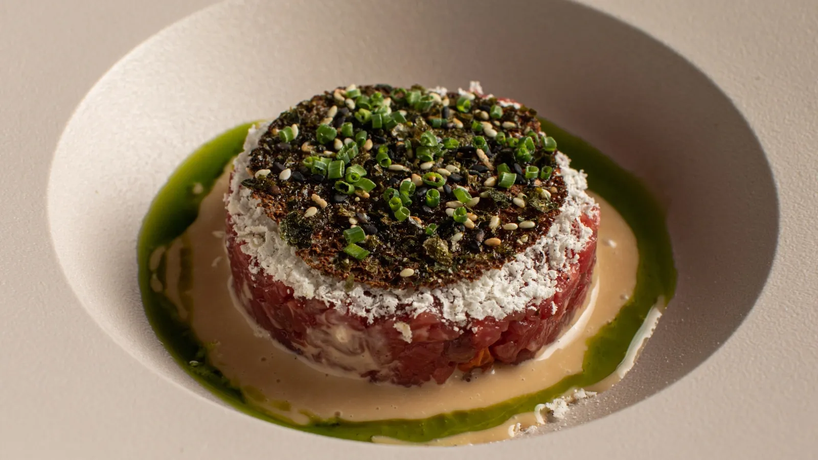 Intelligentsia_Tartar iz govyadiny, ajoli iz chernogo chesnoka i belper knole.webp