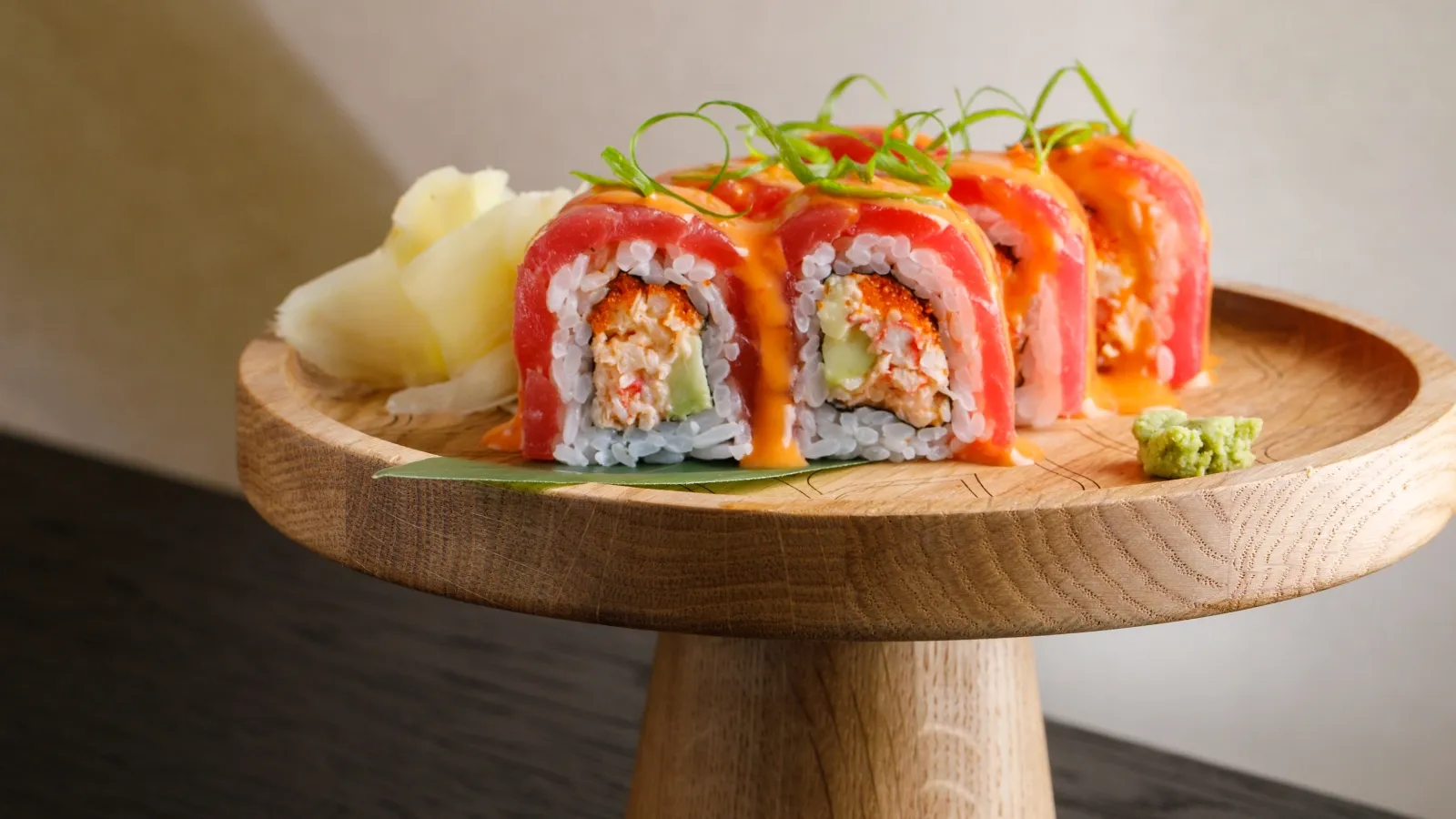 Камчатский краб, тунец и халапеньо.webp