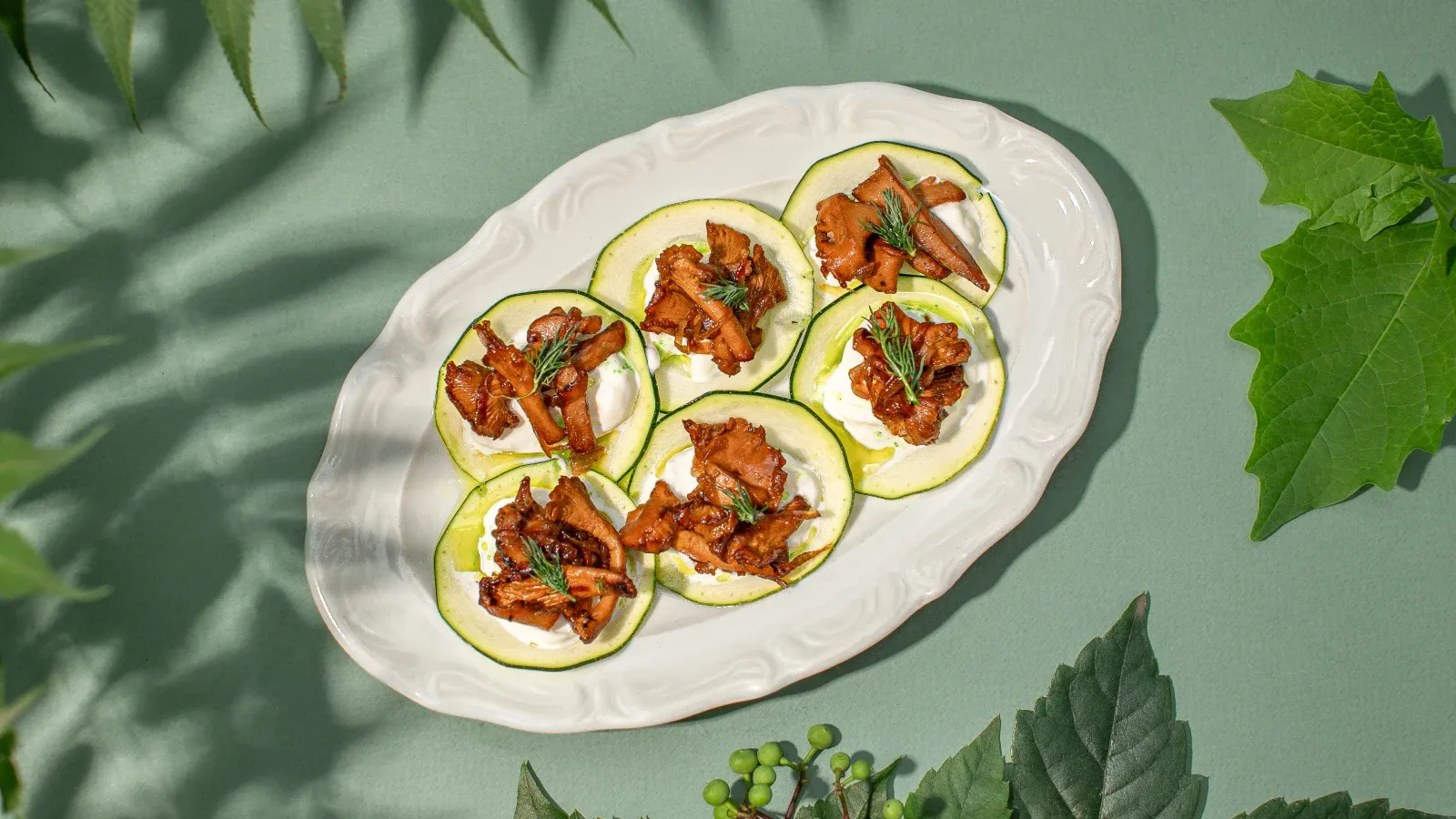 Карпаччо из кабачка с жареными лисичками.webp