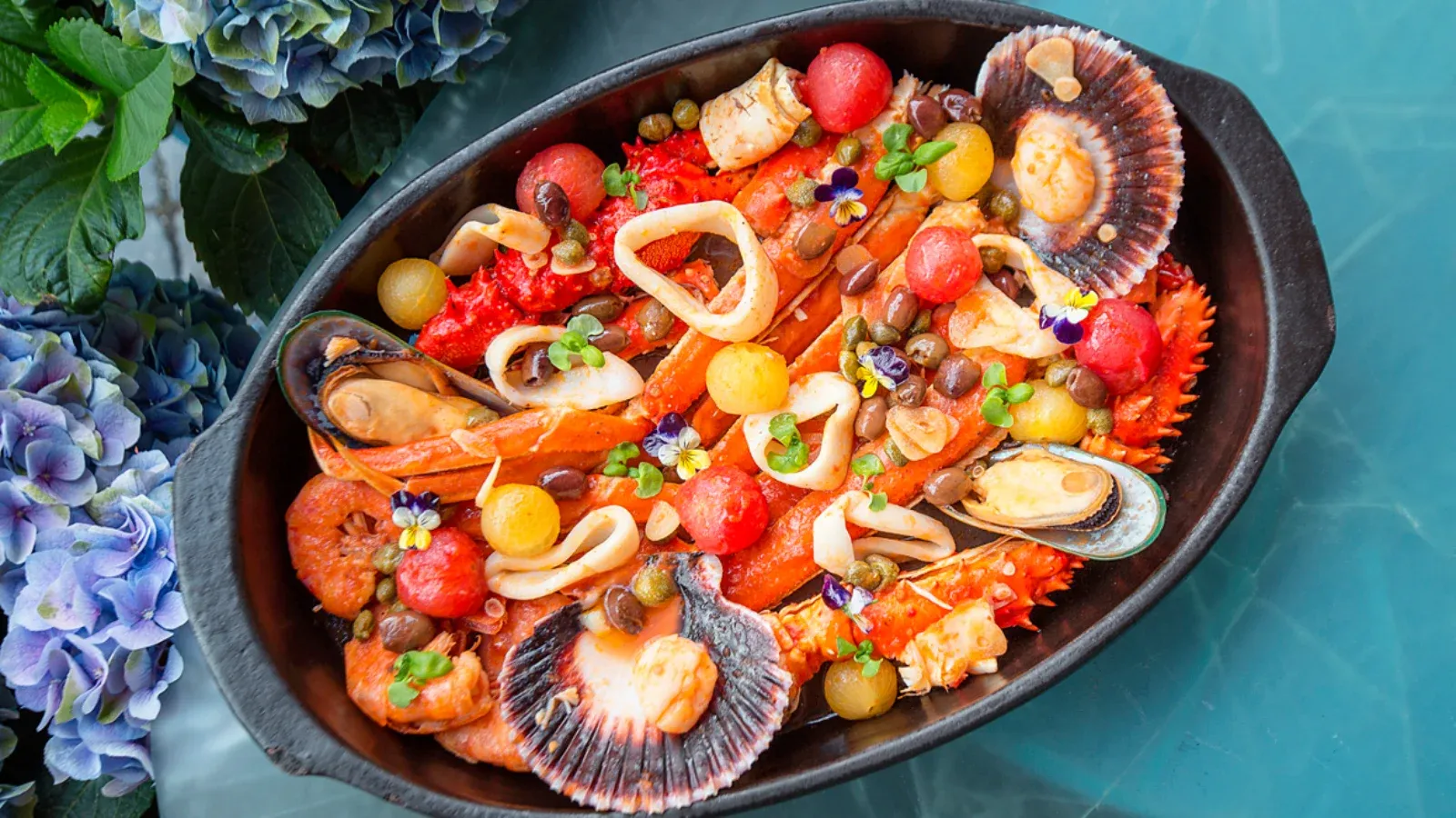 Кассероль с тремя видами краба и морепродуктами по-средиземноморски.webp