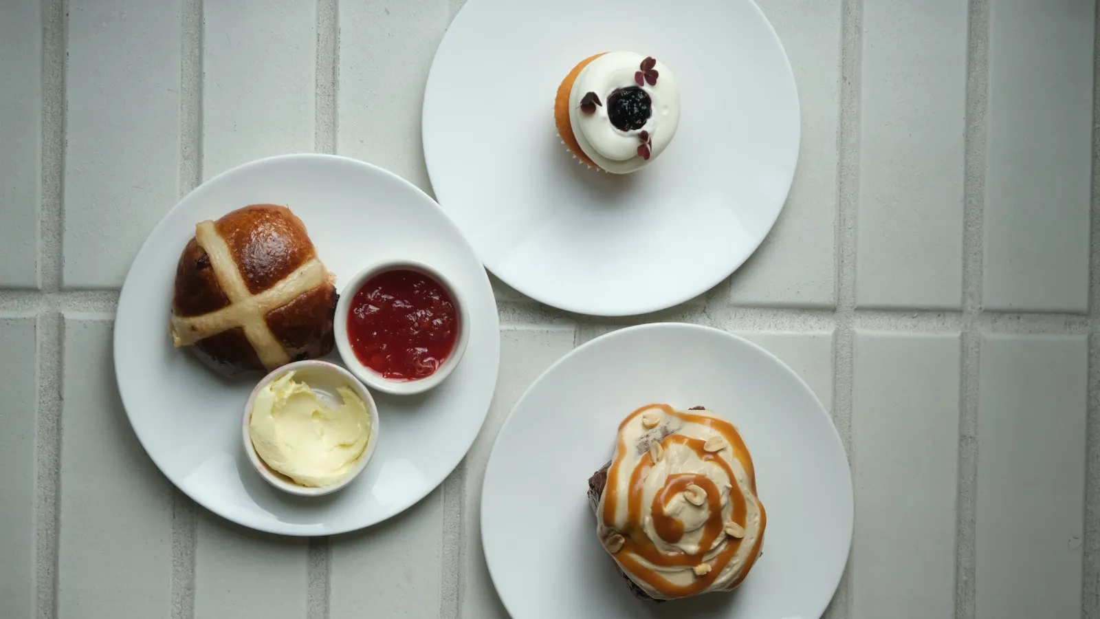 Кросс бан, Черничный капкейк, Арахисовая булочка.webp