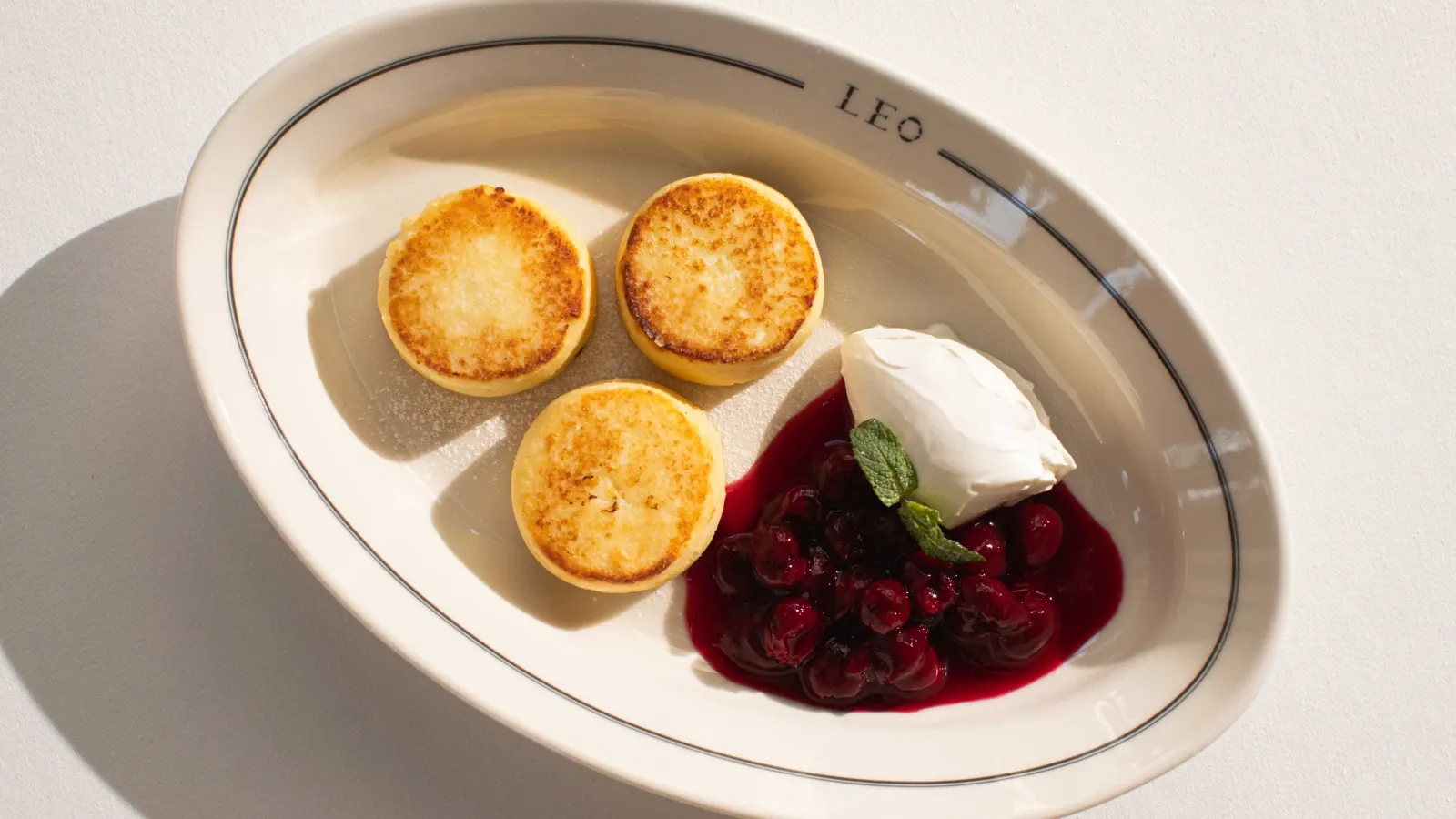 LEO_Syrniki bezlaktoznyye na risovoy muke s vishney i bezlaktoznoy smetanoy..webp