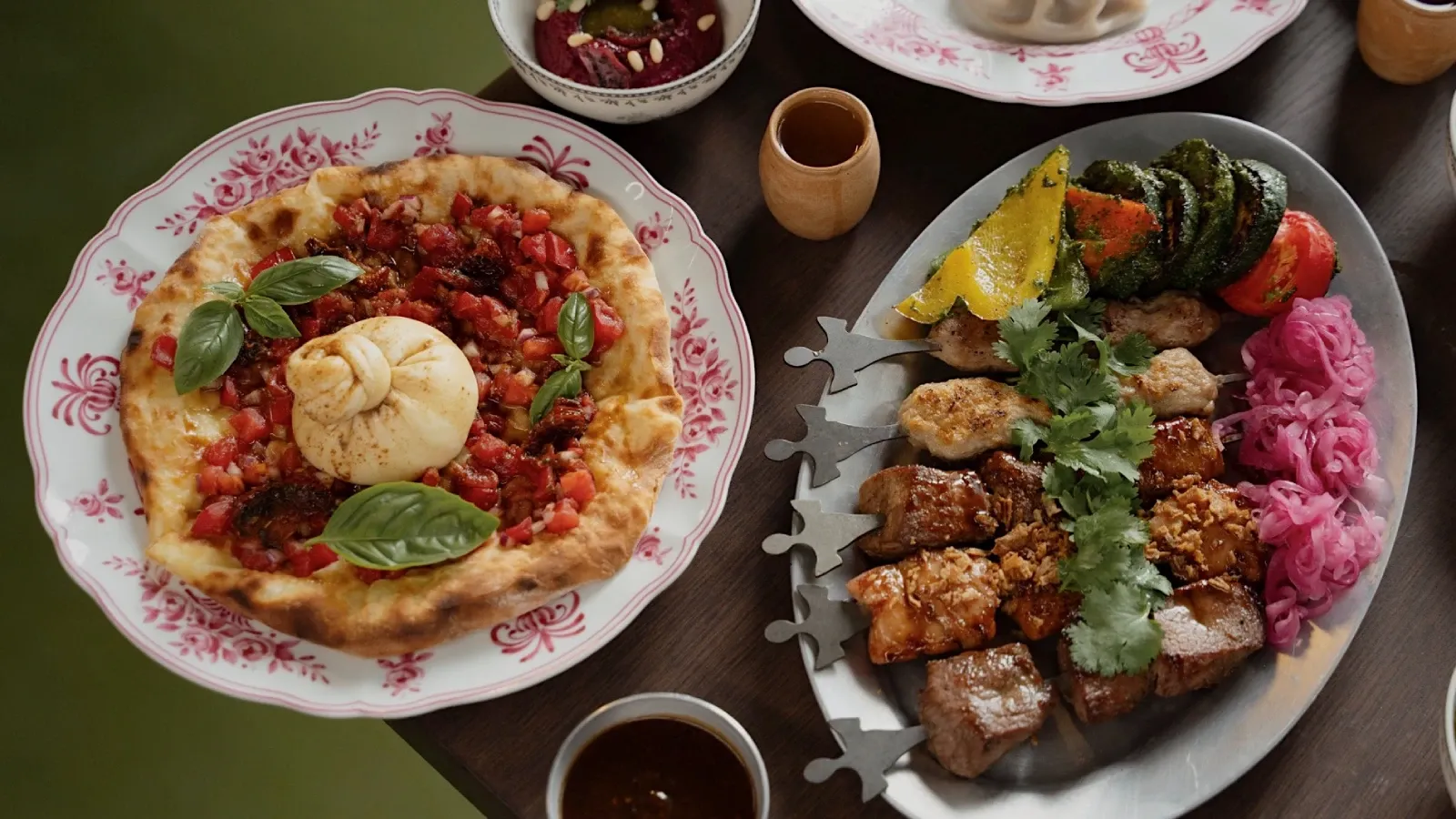 Мегрельское хачаури с бурратой из сулугуни и острой томатной сальсой (1 290 р) и ассорти шашлыков (1 590р) 1.webp