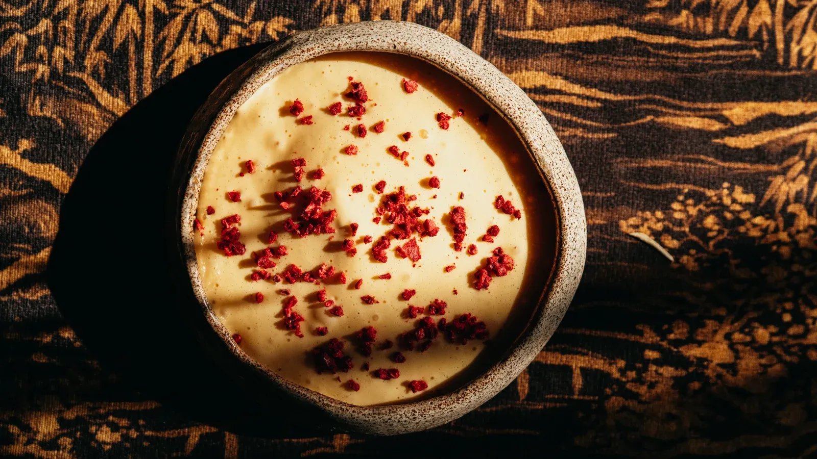 Меренга с кокосовым муссом и годжи 1.webp