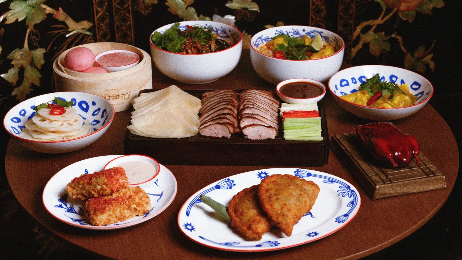 NEW Утка по традиционному рецепту (1900 р), 7-ой цветок лотоса (350 р), жареное молоко (550 р), бао с лаймовой сгущенкой (350 р), лакса (850 р), вонто.webp