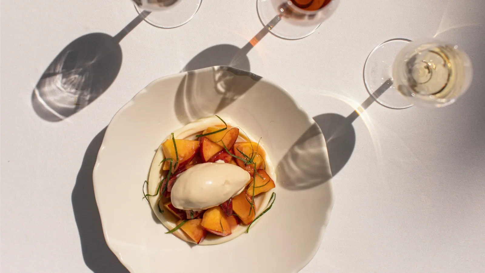 Нектарины с мороженым из цветов бузины, горизонтальное.webp