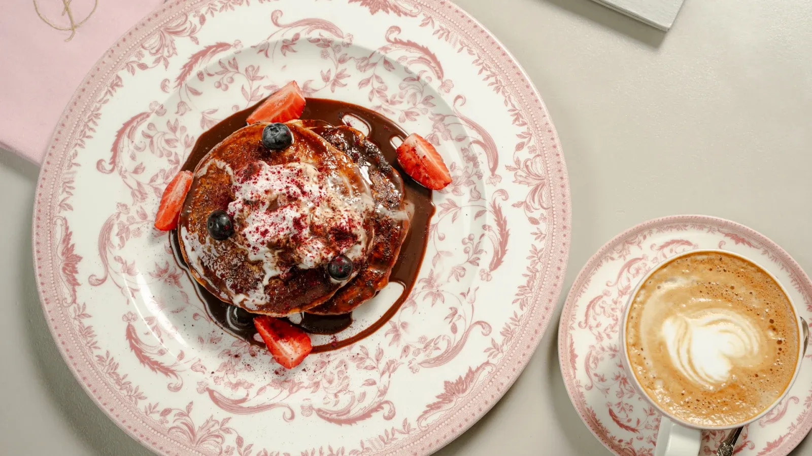 Оладьи с ягодами ореховым соусом.webp