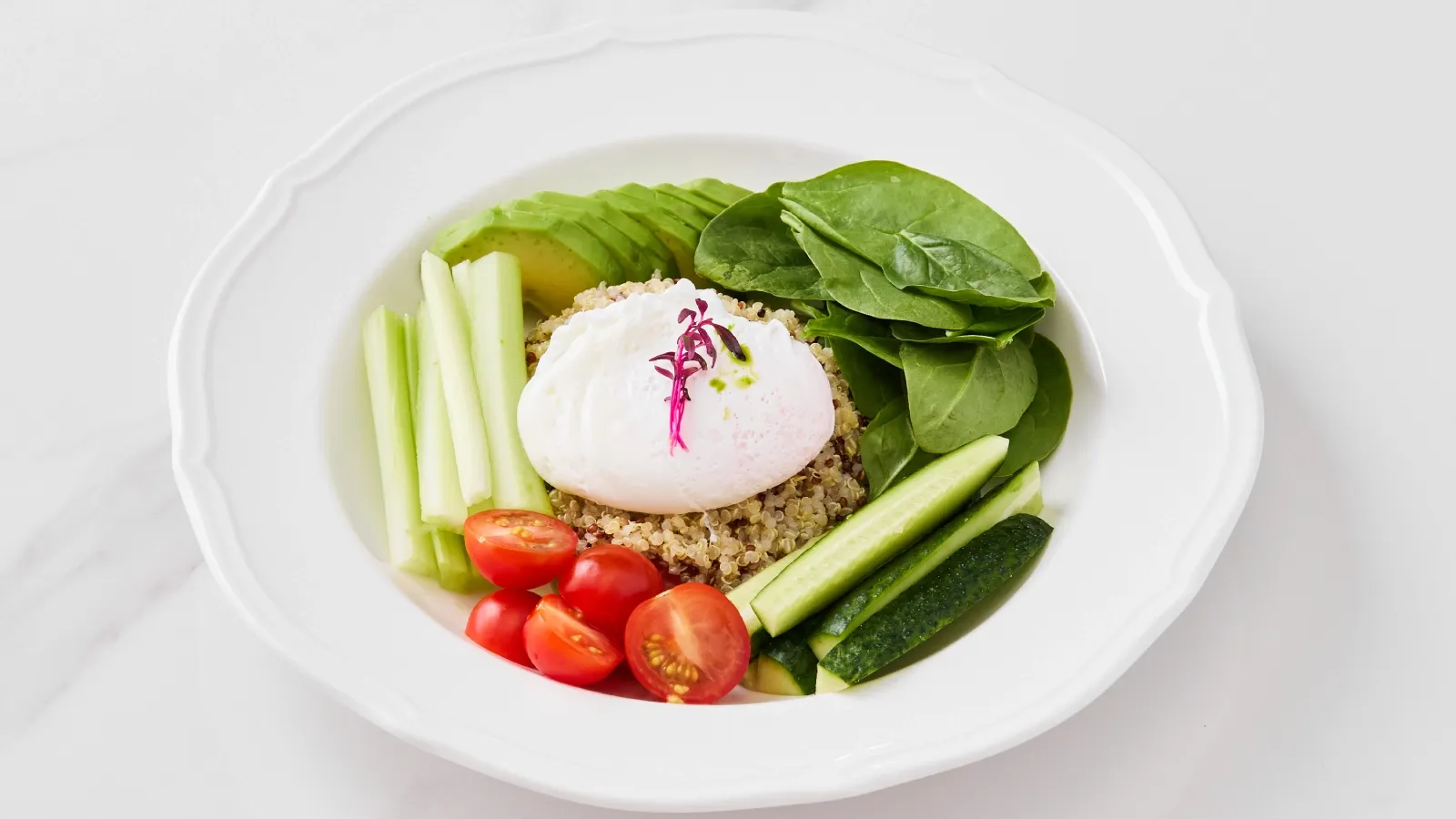 Овощной боул с киноа и яйцом пашот.webp