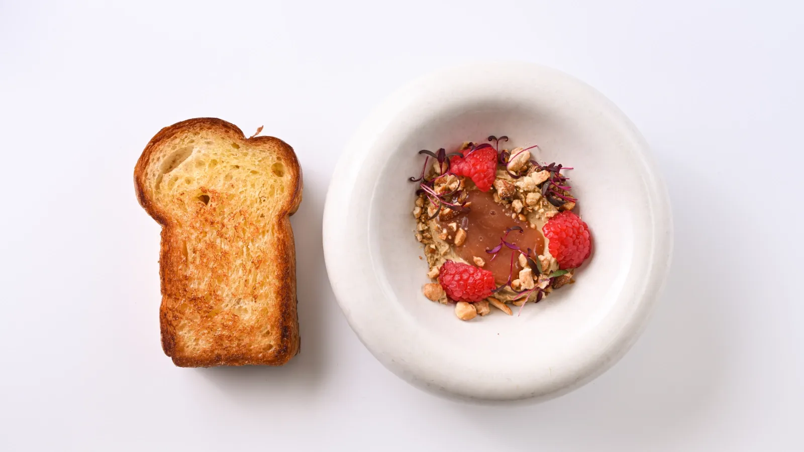 Паштет из фермерской утки, малина и соус из персиков.webp