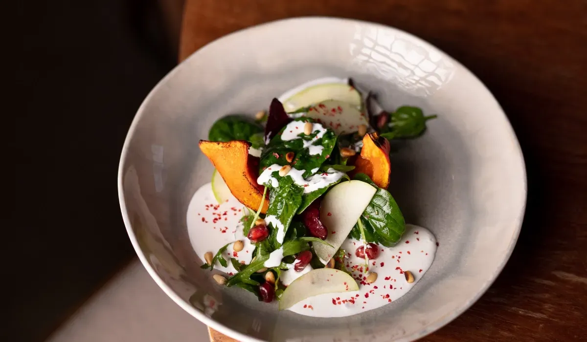 Radio Greenhouse_Salat s tykvoy.webp