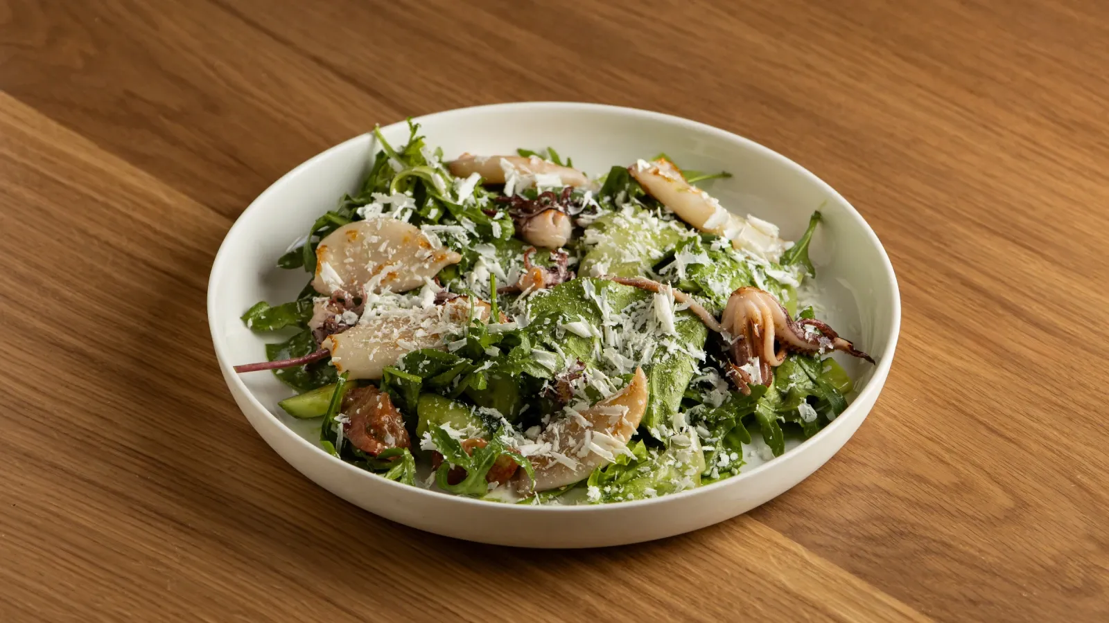 Салат с кальмаром, соленым творогом и щавелевым дрессингом1.webp