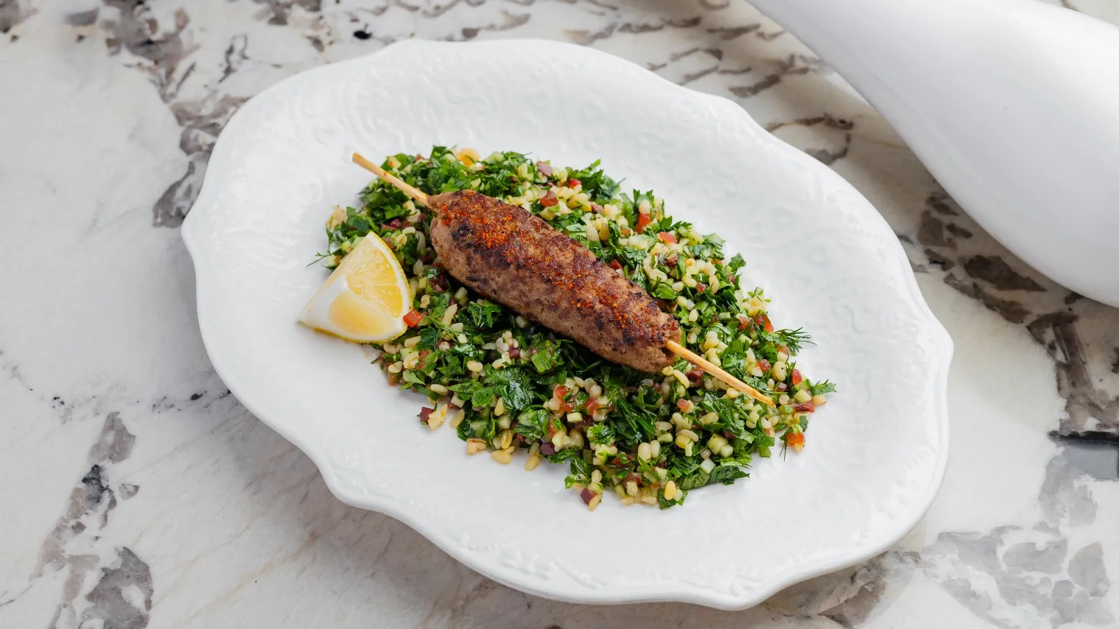 Салат табуле с кебабом из баранины.webp