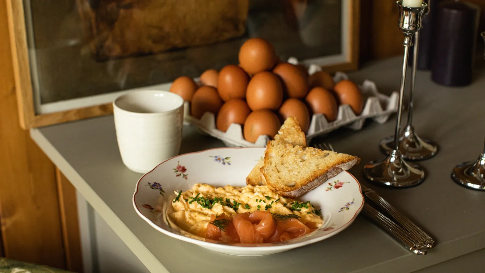 Скрембл из двух яиц с тостами из алексеевского хлеба и слабосоленым лососем (горизонт).webp