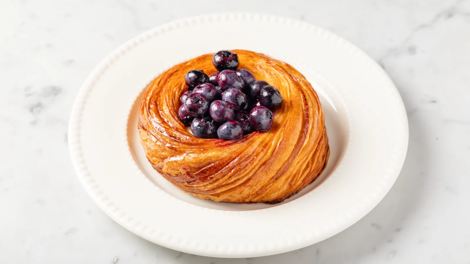 Слоеная корзинка с кремом и голубикой.webp