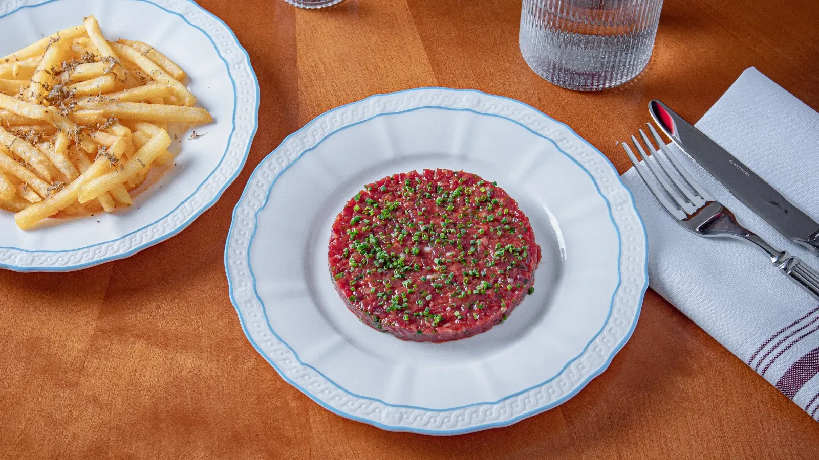 Тартар из говядины с фри и трюфелем.webp