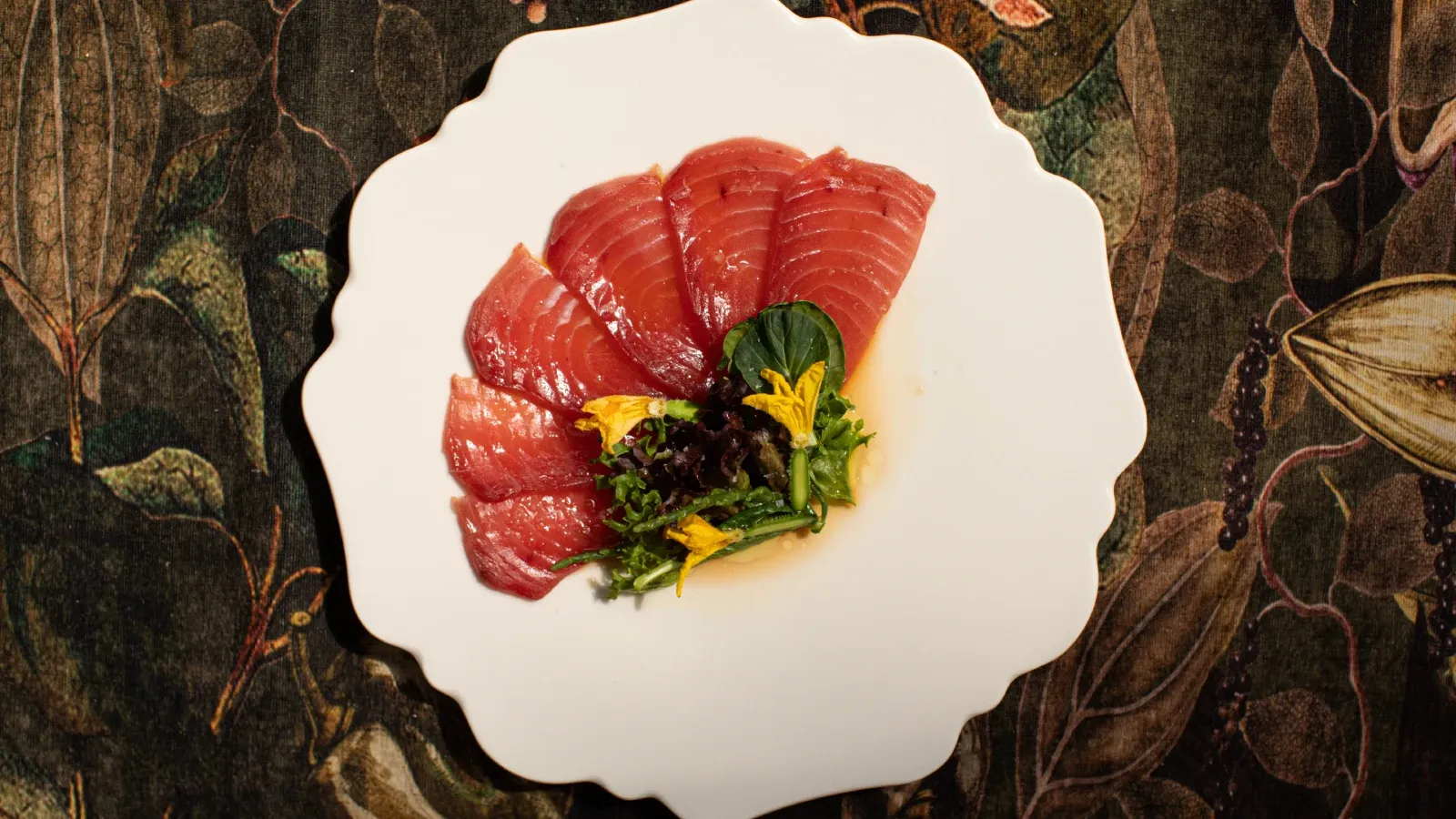 Тунец Dry aged, соус leche de tigre, саликорния, цветы огурца 3.webp