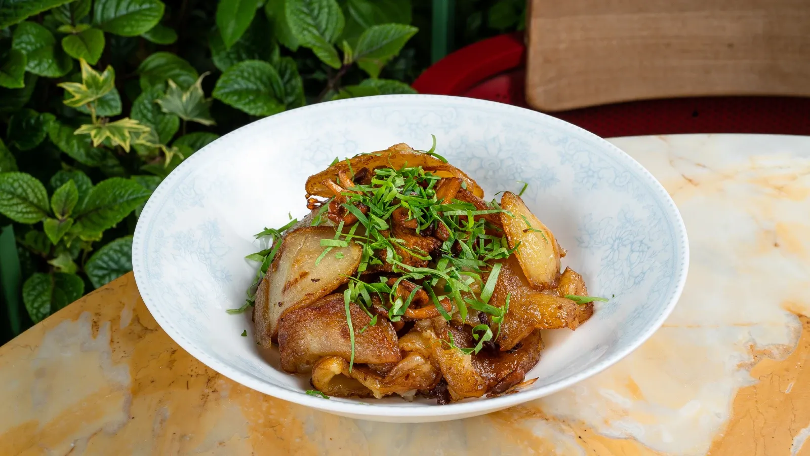 Жареный картофель с лисичками.webp