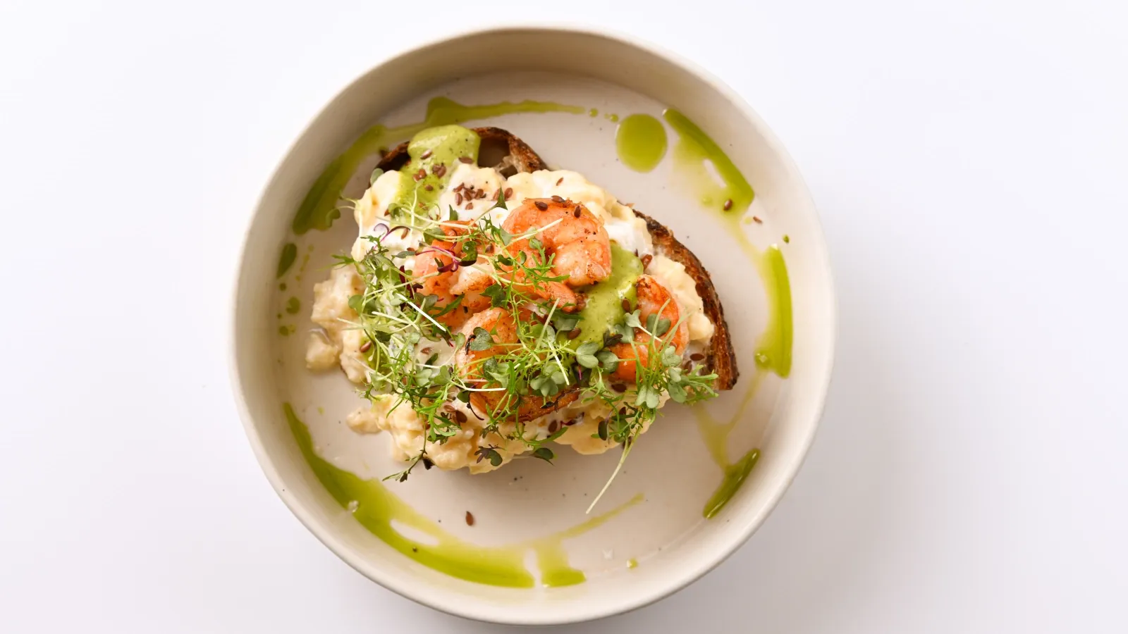 Злаковый тост, скрэмбл, креветки и страчателла.webp