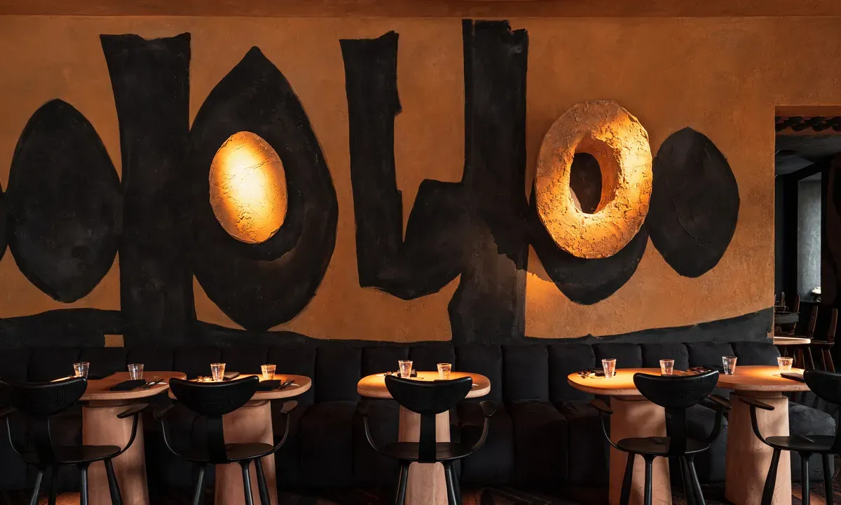 Ягнёнок на эстаке в ресторане Maya