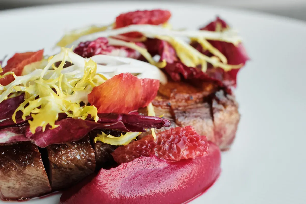 Утиная грудка с пюре из чёрной смородины и свёклы в Культуре встречи