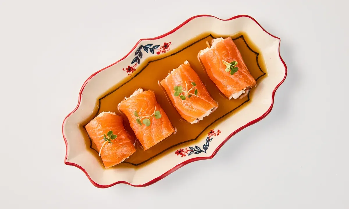 Рулетики из лосося с камчатским крабом