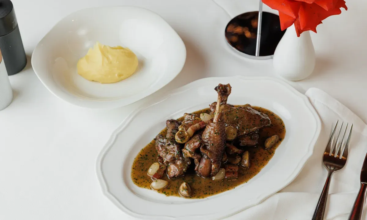 Brasserie «Кузнецкий Мост» обновила меню: луковый суп, петух в вине и белая спаржа