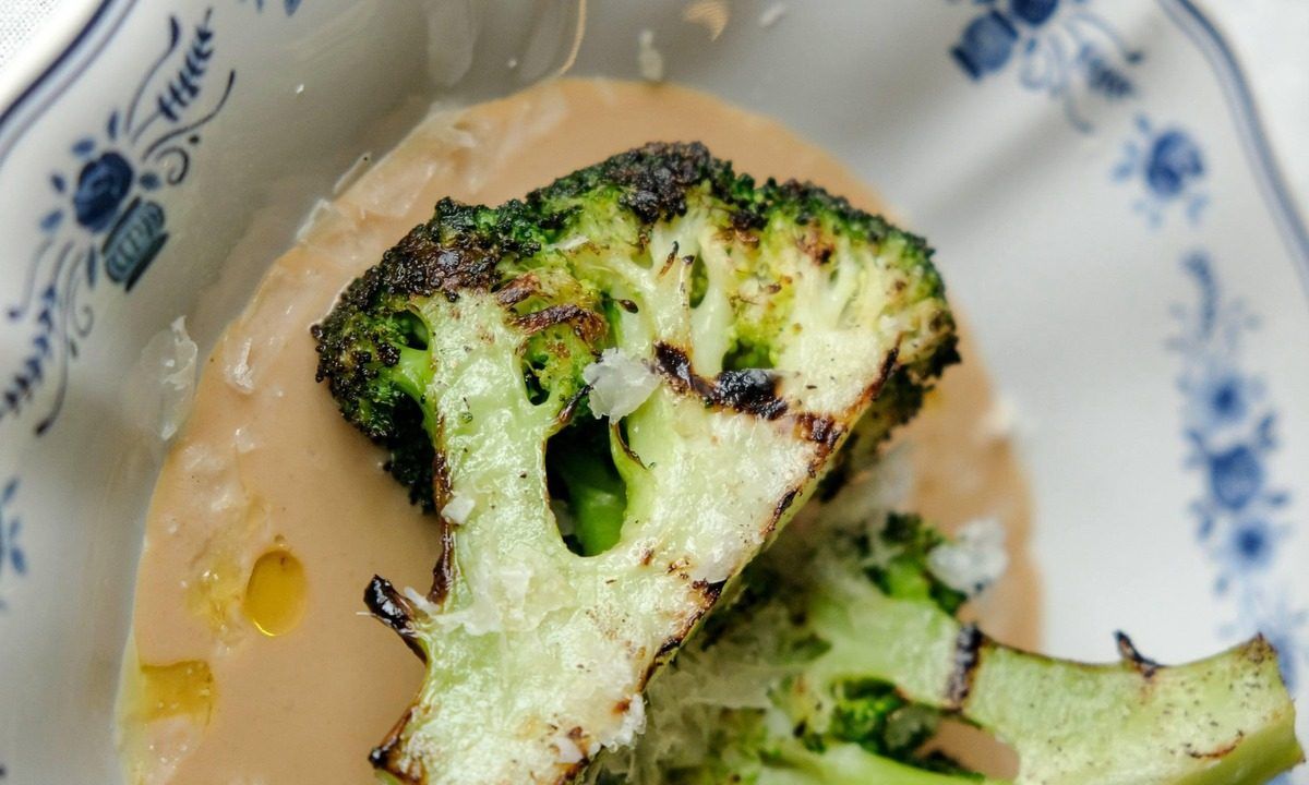 Блюда в Cazaban Bistro — форель на гриле и нисуаз