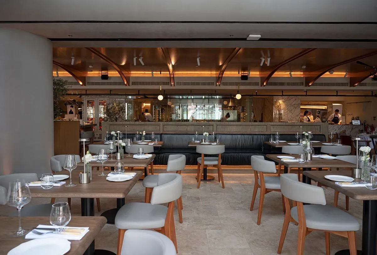 интерьера-ресторана-loona-в-дубае.webp