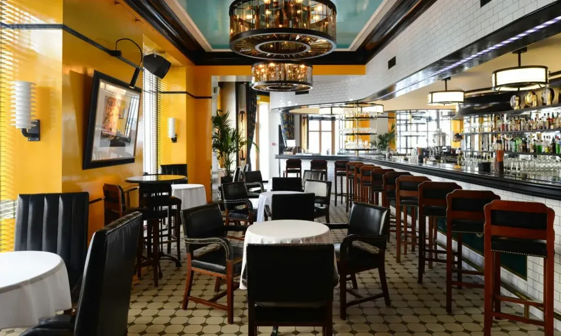 Die 20 besten Cocktailbars in Moskau: Wo man einen trinkt