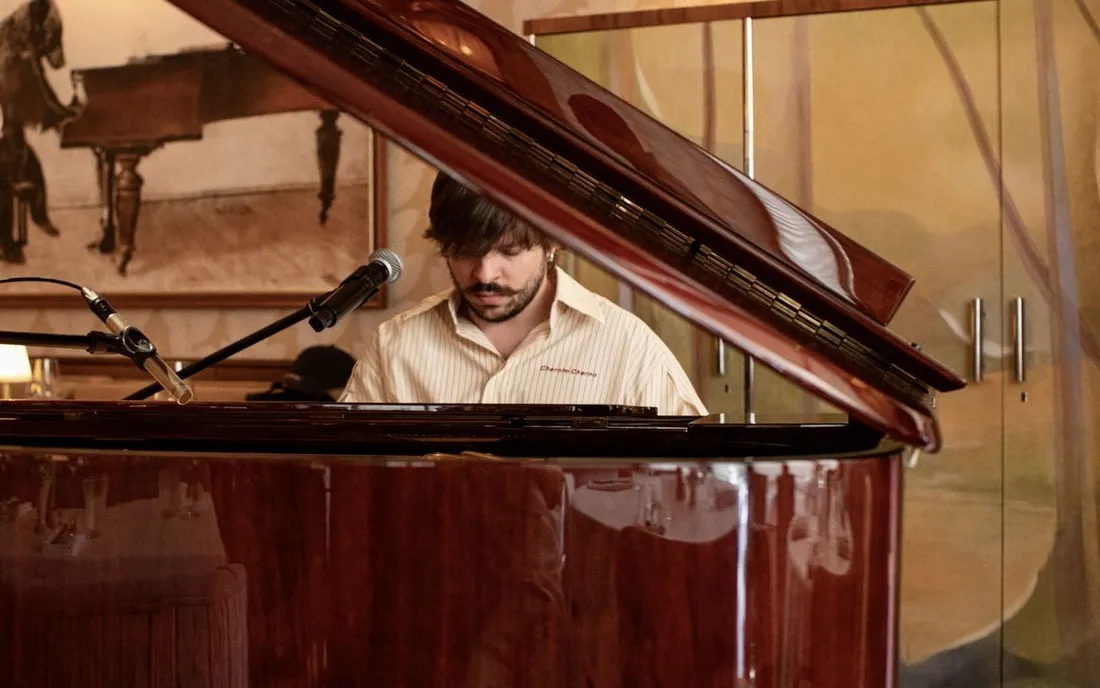 عازف بيانو أمام البيانو في مطعم Niki Piano Bar
