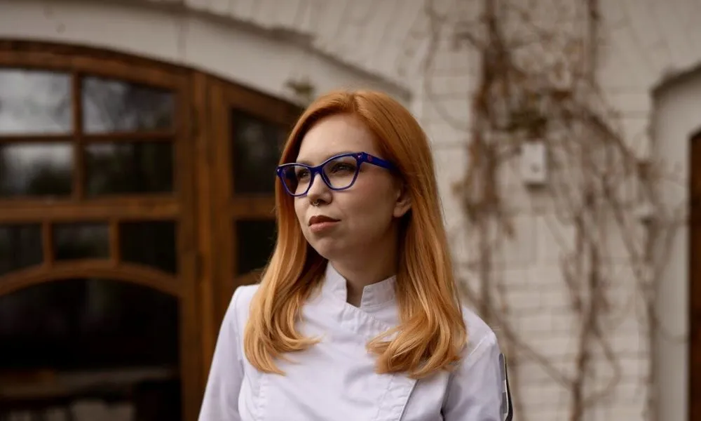 Медовик с мороженым из сена: как Дарья Серебрякова строит философию десерта в YAUZA PLACE