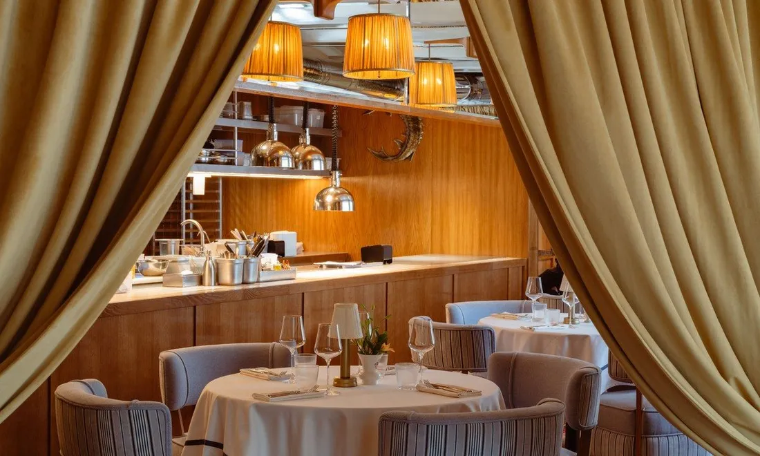 مراجعة عشاء في Niki Piano Bar: البيانو، والمطبخ الروسي، وتساؤلات حول الخدمة