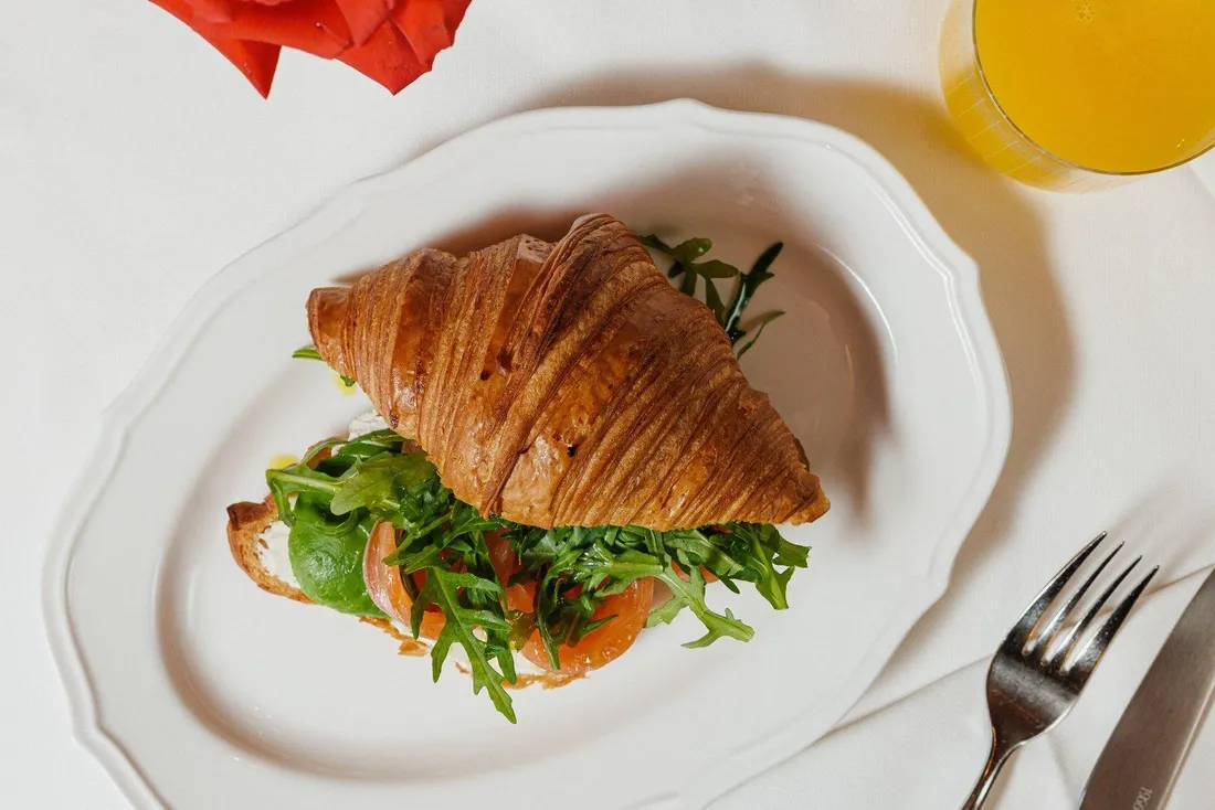Круассан с лососем и авокадо в Brasserie Кузнецкий Мост