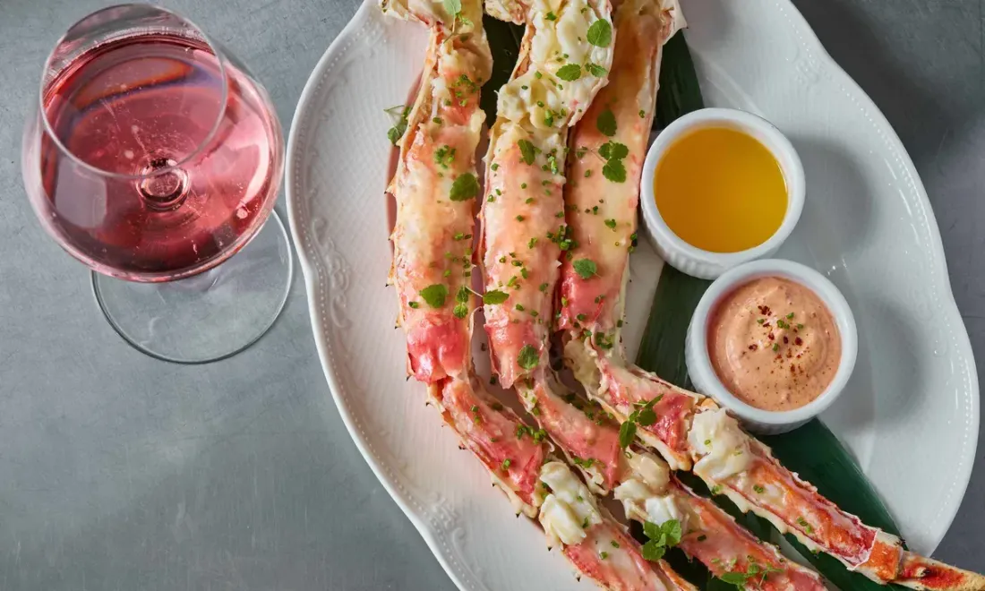 Клешни камчатского краба с розе брют в Atlantica Bistro