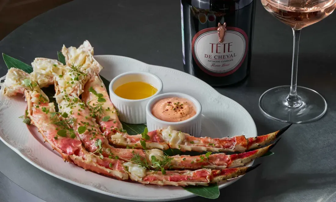 Камчатский краб и розе брют в Atlantica Bistro