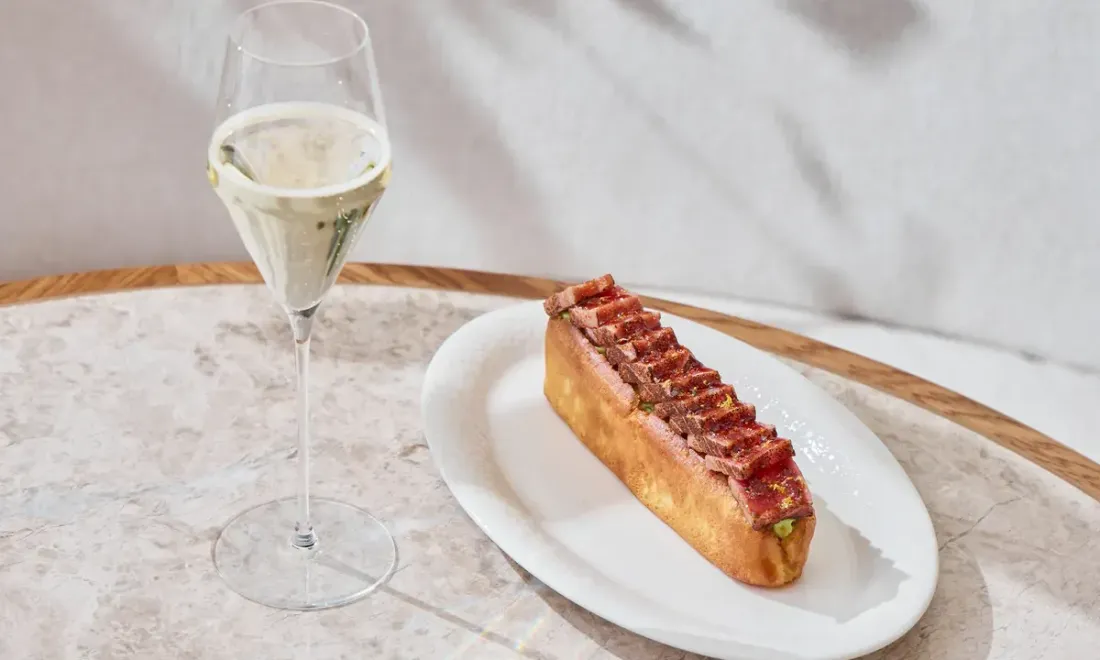 Туна-дог с бокалом Mondoro Prosecco в ресторане Atlantica
