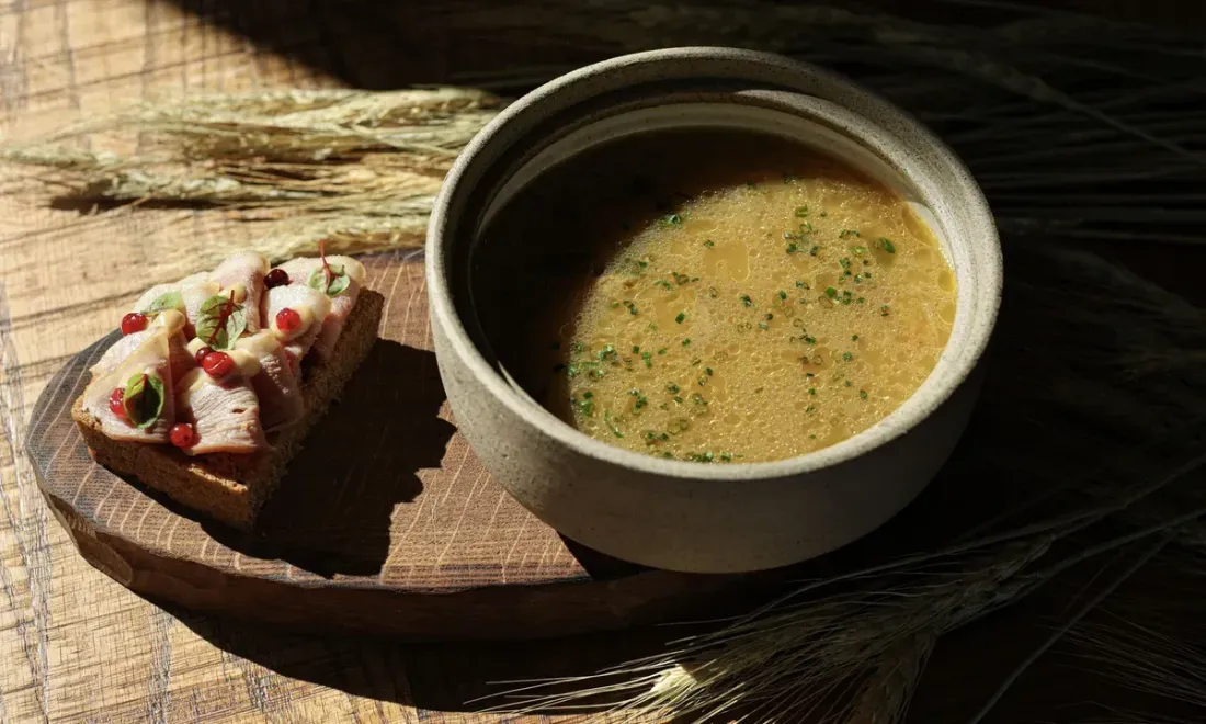 Суточные щи с квашеной капустой в ресторане Айна