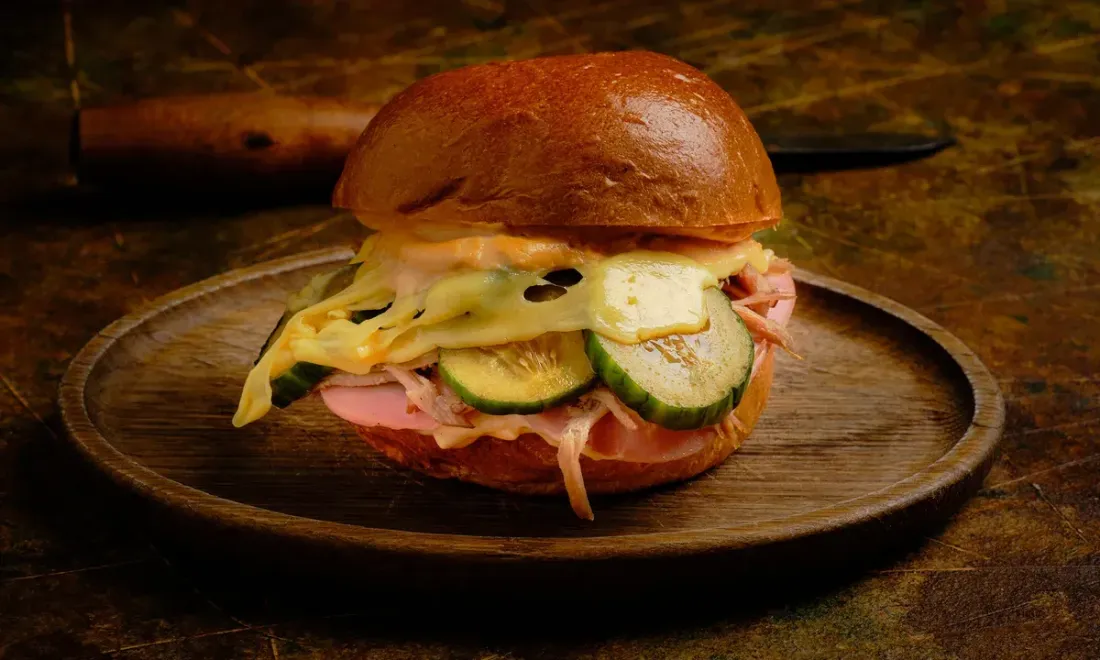 Miami Cuban Sandwich с рваной свининой в Black Hat Bar