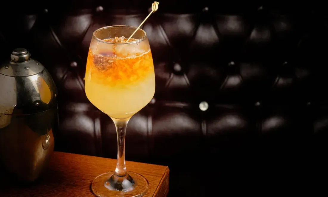 Mai Tai Spritz с ромом-манго и просекко в Black Hat